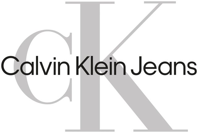 Logotipo de Calvin Klein Jeans con grandes letras "CK" en gris claro al fondo y "Calvin Klein Jeans" en fuente negra sobre ellas.