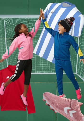 Zwei Kinder in Sportbekleidung geben sich vor einem Fußballtor ein High-Five, umgeben von schwebenden Sportartikeln wie Fußballschuhen und Trikots.