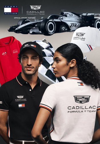 Männliche und weibliche Models tragen Kleidung des Cadillac Formel-1-Teams, im Hintergrund sind ein Rennwagen, eine Zielflagge und markenbezogene Kleidung zu sehen.