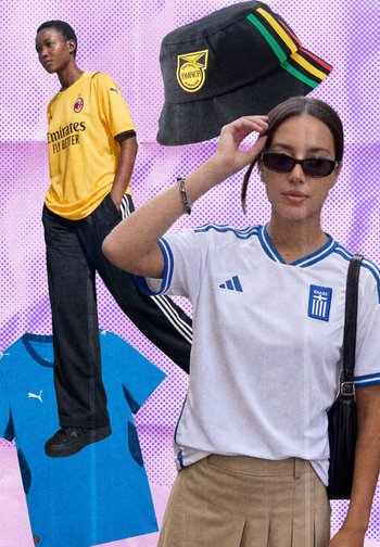 Person i gul AC Milan-trøje og sorte bukser, en anden i hvid græsk fodboldtrøje justerer solbriller, og en sort Jamaica-bøllehat.