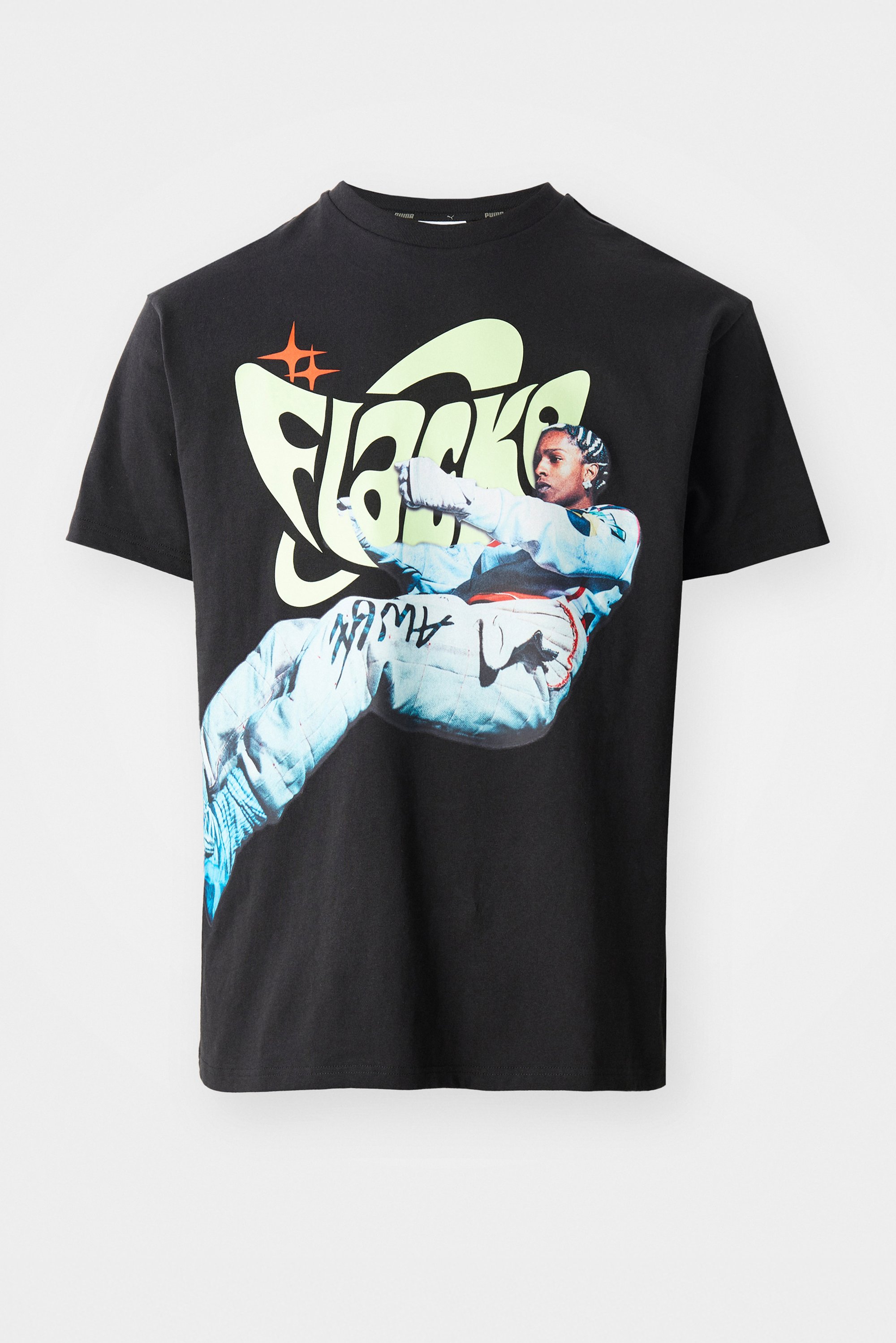 Camiseta negra con un gráfico colorido de una persona en una pose dinámica, con el texto "Flocka" en una fuente estilizada detrás de ella.
