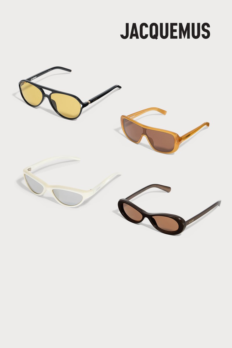 Quattro paia di occhiali da sole di design con montature nere, ambra, bianche e marroni esposti su sfondo bianco con il logo Jacquemus.