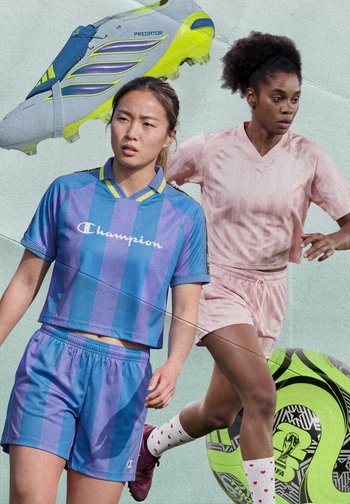 Twee vrouwelijke voetballers in beweging, één in een blauw gestreept tenue, de andere in het roze, met een geel-groene voetbalschoen en bal in de buurt.