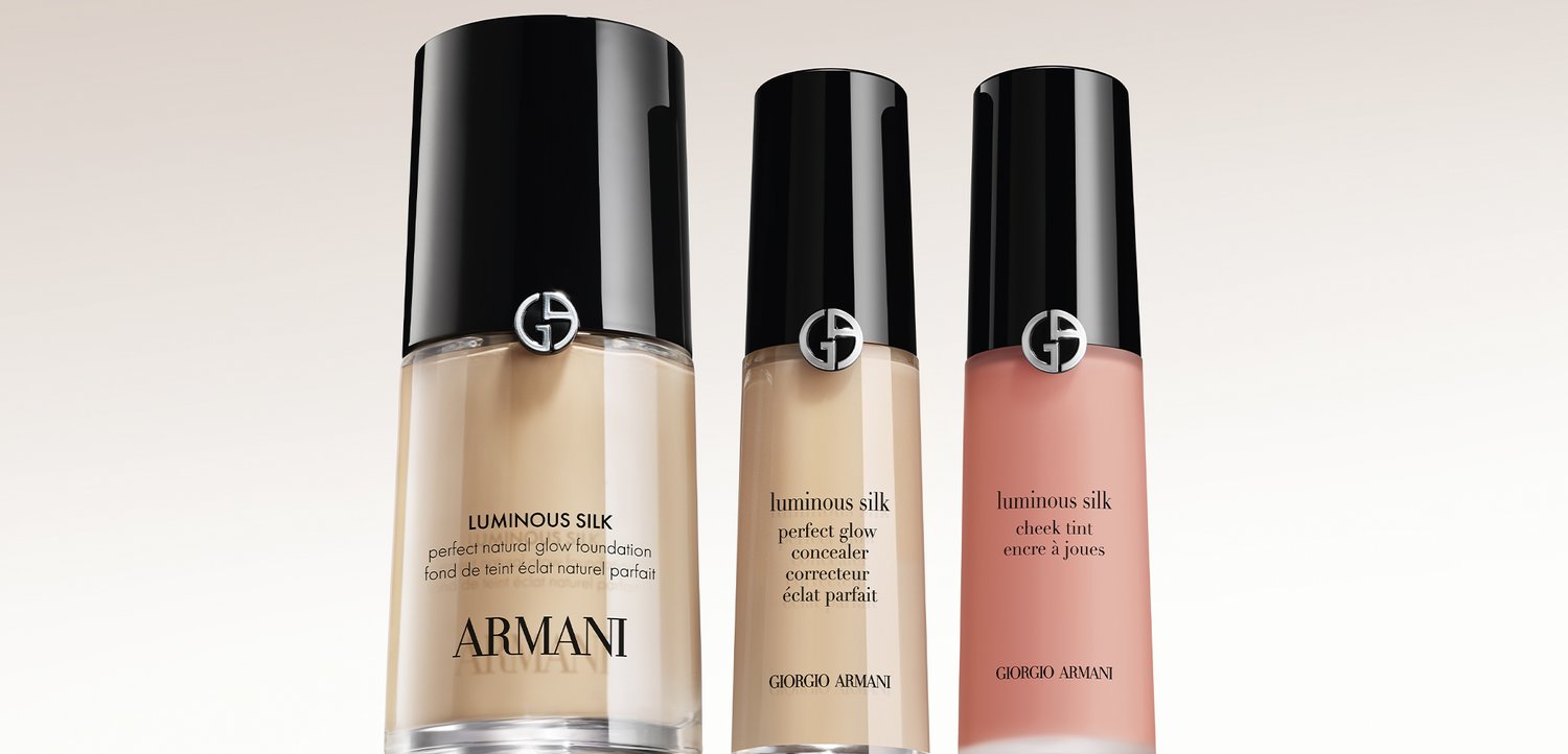 Drei Giorgio Armani Luminous Silk Make-up-Produkte: Foundation, Concealer und Rouge in Beige- und Rosatönen mit schwarzen Verschlüssen.