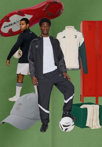 Tuta sportivo nero con accenti bianchi, felpa grigia, cappellino grigio, pallone da calcio, scarpino da calcio rosso, scatola verde e armadietti rossi su uno sfondo verde.