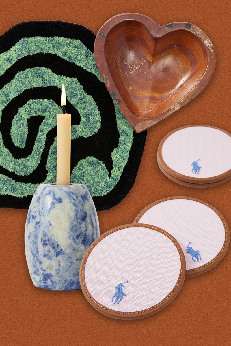 Keramisk ljushållare med blå och vit marmorering, spiralformad grön och svart matta, hjärtformad träskål, tre runda coasters med rosa tyg och blå logotyp.