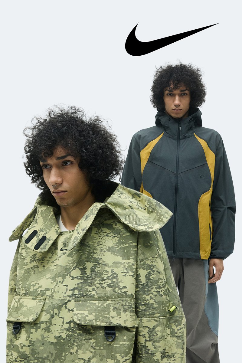 Due modelli che indossano giacche. Uno in una giacca camouflage verde oversize con ampio colletto; l'altro in una giacca aderente nera con accenti gialli.