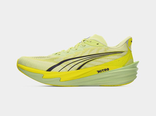 Κίτρινο και ανοιχτό πράσινο αθλητικό παπούτσι Puma με μαύρες λωρίδες λογότυπου και την επιγραφή "NITRO" στη χοντρή, επενδεδυμένη σόλα.