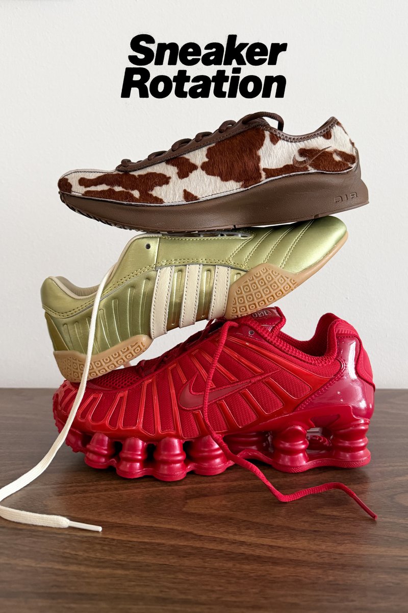 Kolme päällekkäin asetettua tennaria: ruskea ja valkoinen lehmäkuosi, kulta valkoisilla raidoilla sekä punaiset kuplapohjilla ja nauhoilla, puupinnan päällä.