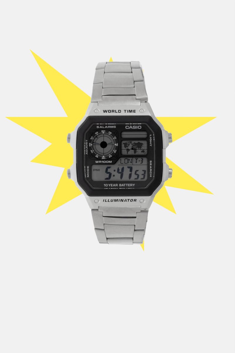 Ceas de mână digital Casio argintiu care afișează ora mondială, alarmă și baterie de 10 ani, cu un fundal galben în formă de raze de soare.