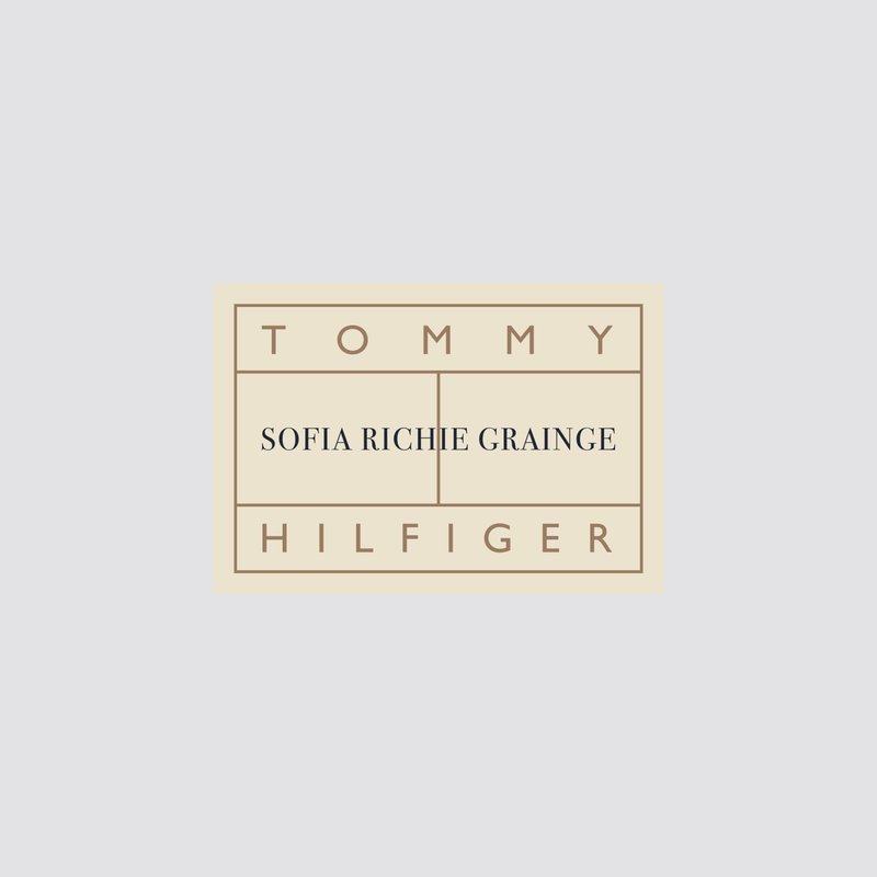 Tekstlogo met "TOMMY HILFIGER" en "SOFIA RICHIE GRAINGE" in vette typografie op een zachte beige achtergrond.
