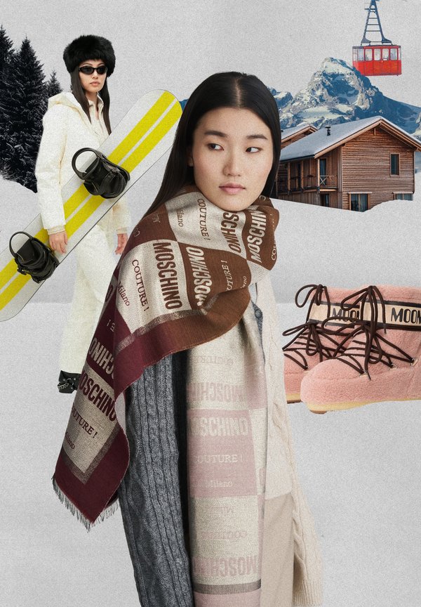 Smeđa i kremasta marama s uzorkom teksta "Moschino"; sivi džemper pletenih uzoraka; svijetloružičaste krznene čizme sa smeđim pertlama; model s tamnom kosom.