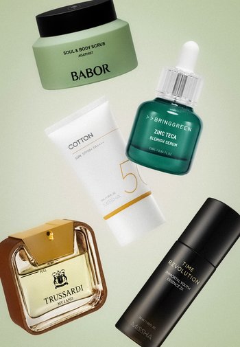 Grønt glas med Babor bodyscrub, hvid tube med Missha solcreme, grøn BringGreen serumflaske, Trussardi parfume og sort Missha hudessensflaske.
