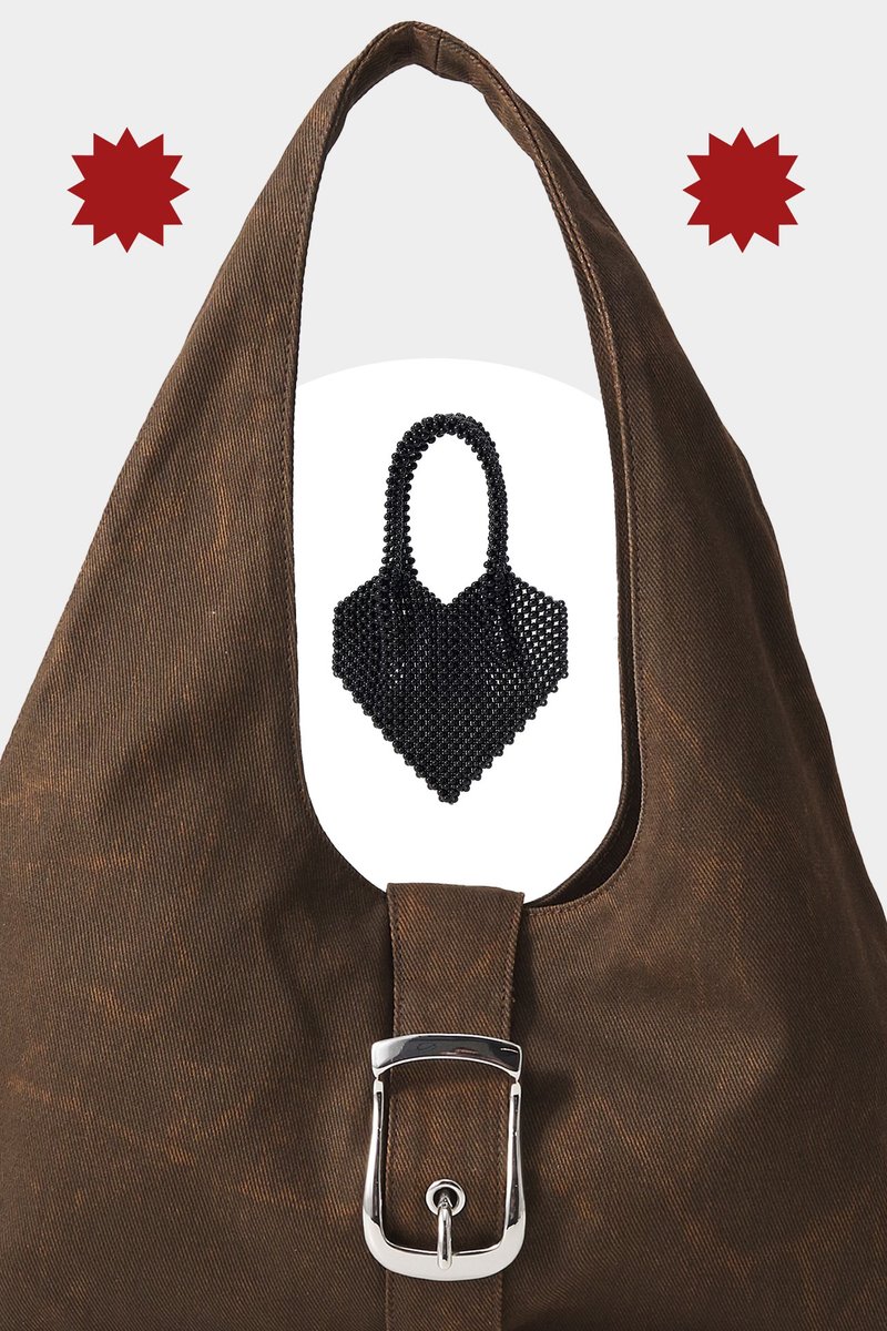Geantă de mână texturată, de culoare maro, cu o cataramă argintie și o geantă mică din mărgele negre plasată central în interiorul tăieturii pentru manere. Două raze roșii de stea deasupra.