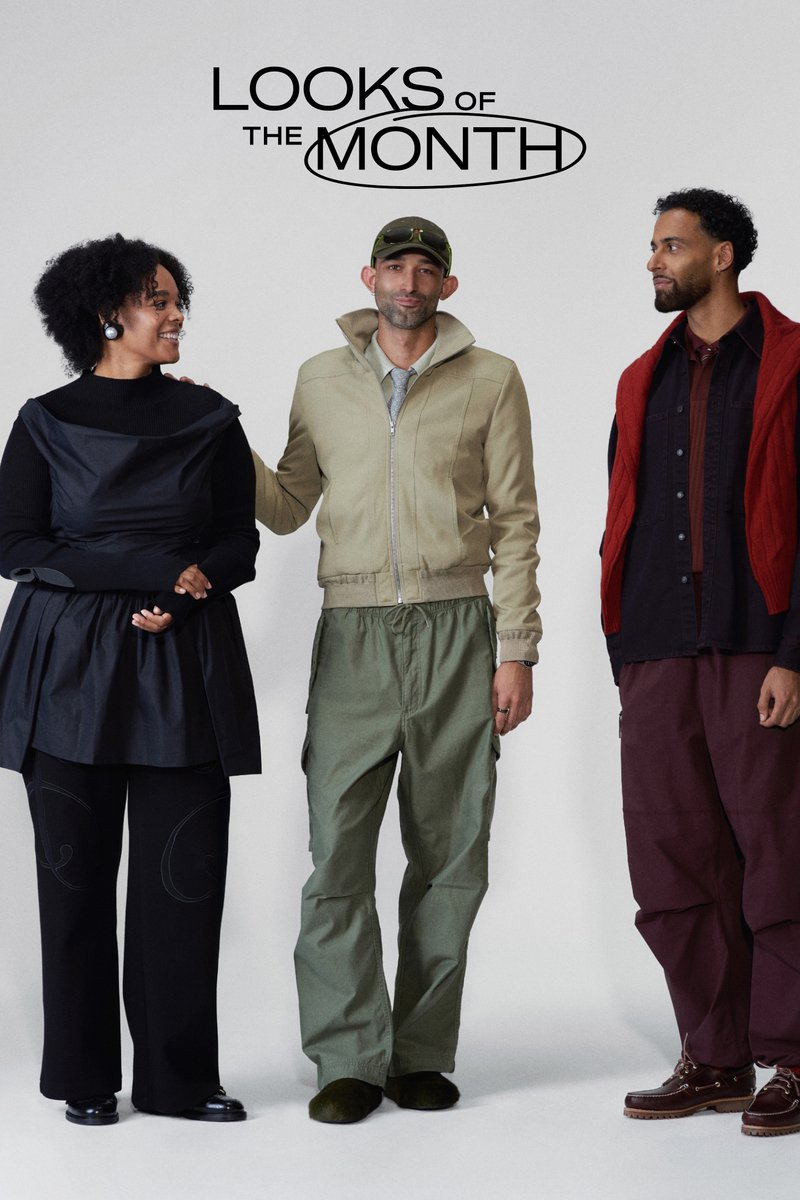 Tre modelli presentano diversi outfit: una maglietta nera a maniche corte, una giacca beige con zip e un maglione rosso sopra una camicia blu, accompagnati da pantaloni unici.