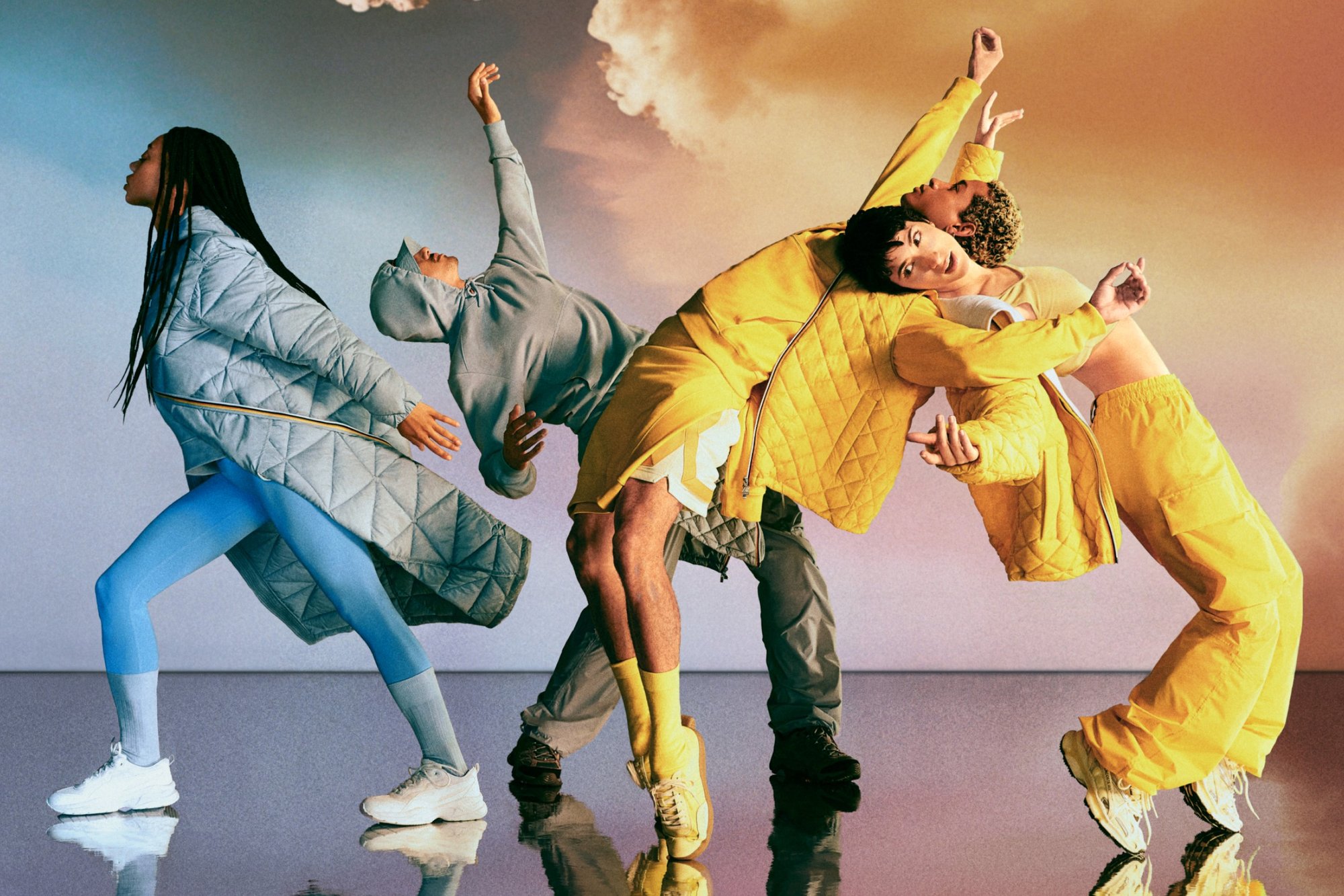 Cinque ballerini diversi assumono pose dinamiche in costumi colorati, mostrando movimento su uno sfondo sfumato di blu e arancio.