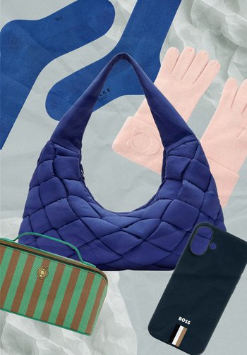Marine gekwilt handtas, groen en bruine gestreepte pouch, roze handschoenen en een donkere telefoonhoes met de "BOSS"-logo, alles op een gekreukt grijs achtergrond.