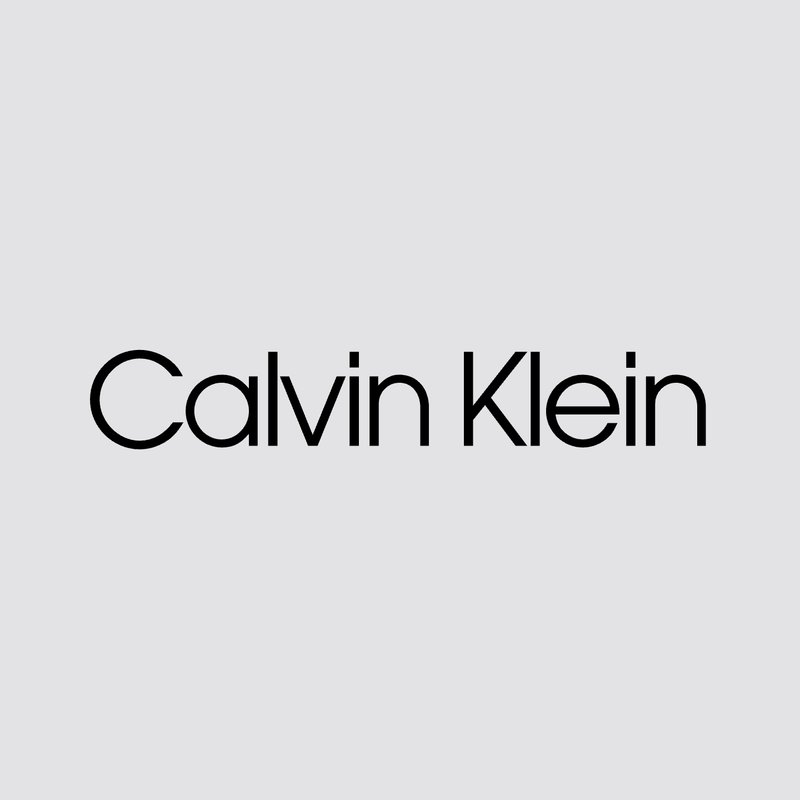 Zwarte tekst met "Calvin Klein" op een lichtgrijze achtergrond, met een minimalistisch en modern ontwerp.