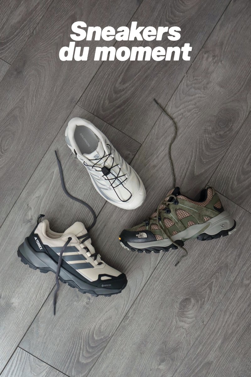 Trois sneakers de randonnée différents sur un sol en bois gris sous le texte français "Sneakers du moment."