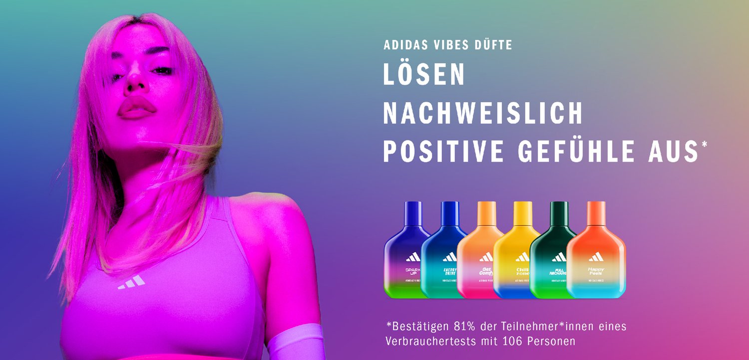 Ein Modell mit langen blonden Haaren posiert vor einem bunten Farbverlauf-Hintergrund und präsentiert Adidas-Duftflaschen in lebhaften Farben.