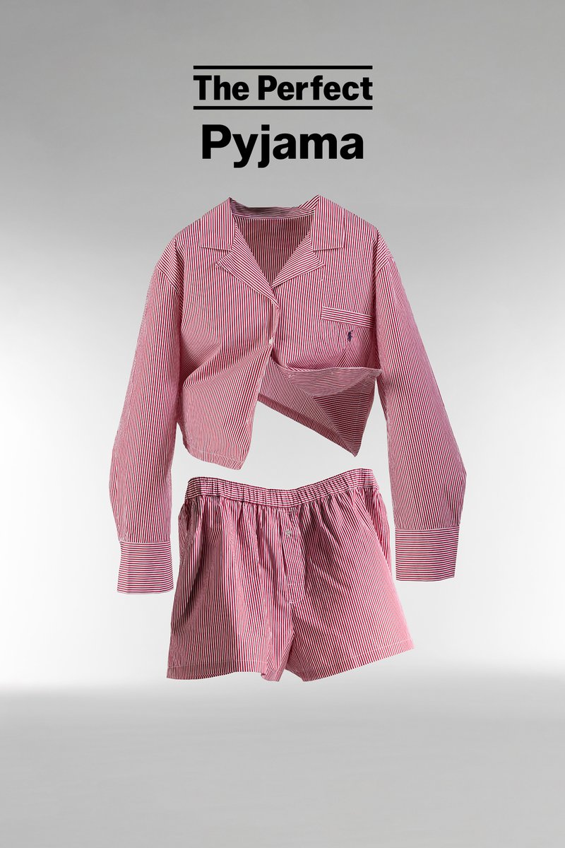 Rot-weiß gestreifter Pyjama-Set mit einem gekürzten Hemd zum Knöpfen und Shorts mit elastischem Bund, hergestellt aus leichtem Stoff.