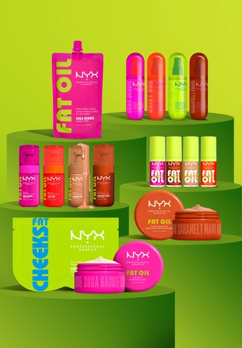 Produkty do pielęgnacji skóry i balsam do ciała NYX Professional Makeup Fat Oil w jasnoróżowych, pomarańczowych, zielonych i brązowych opakowaniach na zielonych, wielopoziomowych platformach.