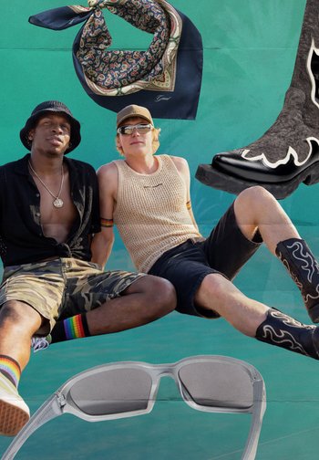 Twee mannen in casual zomerkleding en accessoires zitten tegen een teal achtergrond, omringd door een oversized sjaal, zonnebril en westernlaarzen.