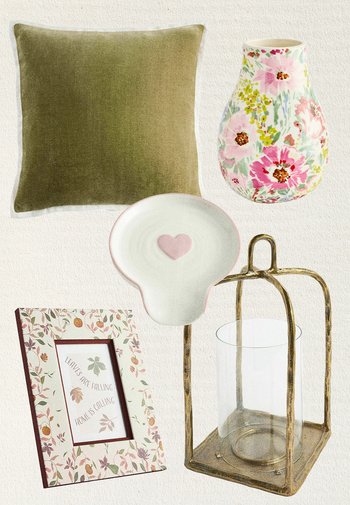 Coussin en velours vert, vase en céramique florale, assiette blanche avec cœur rose, cadre photo à motifs de feuilles et lanterne en laiton avec support en verre.