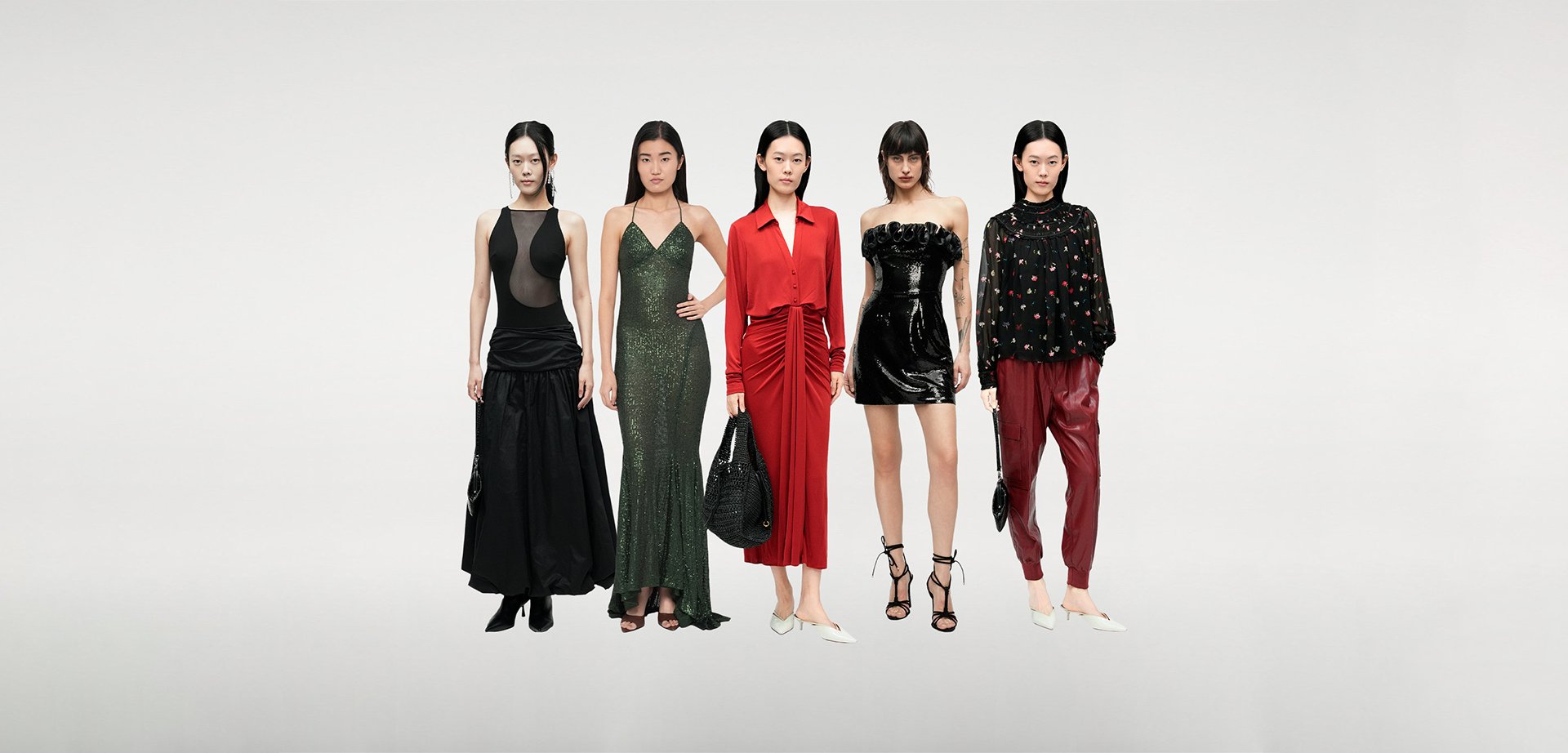 Vijf vrouwen in diverse outfits: zwarte jurk van mesh, groene japon met pailletten, rode wikkeljurk, zwarte glanzende minijurk, zwarte bloemenblouse met bordeauxrode broek.