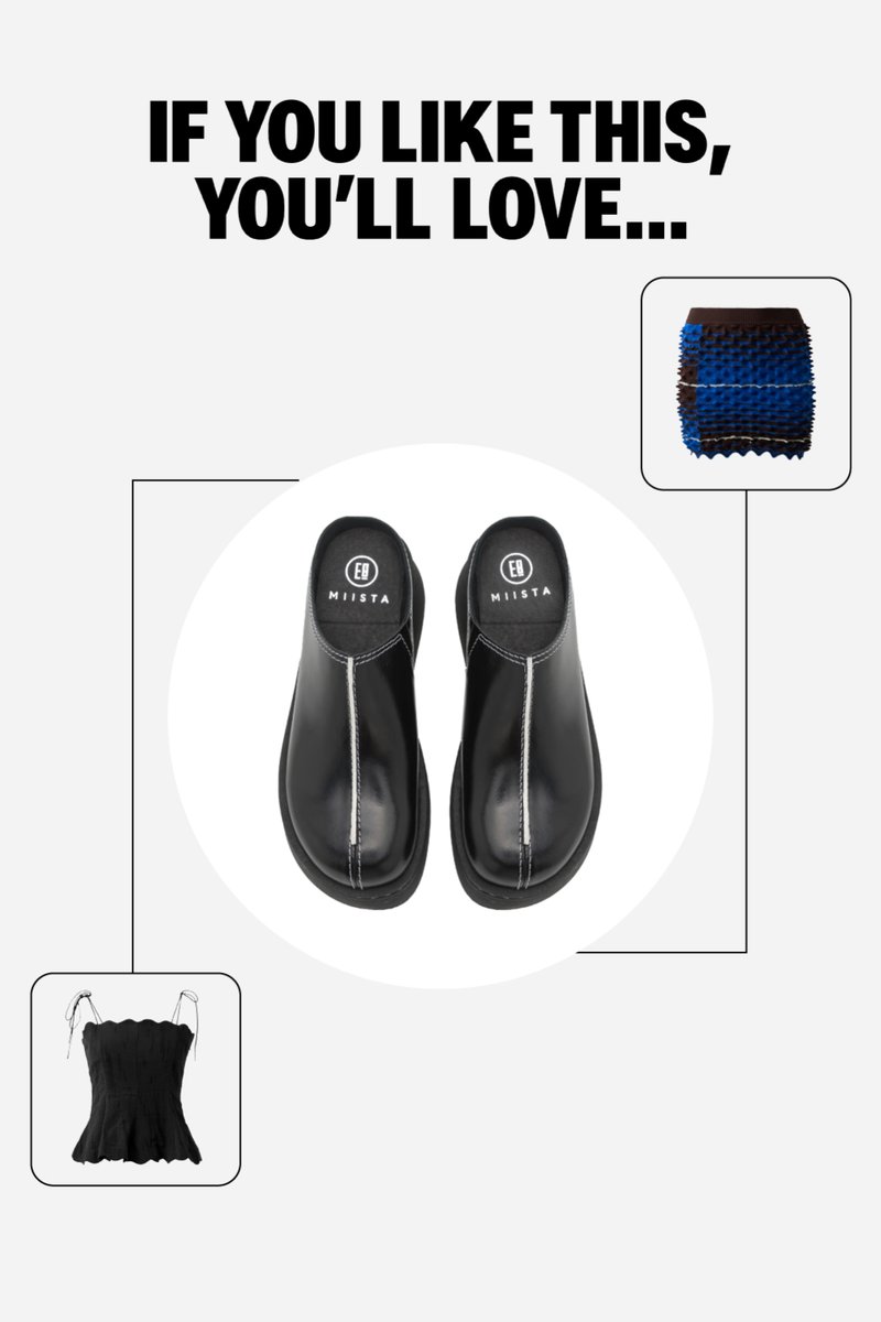 Schwarze Lederschuhe mit runder Form, weißen Nähdetails und einer gepolsterten Innensohle. Begleitet von einem blauen strukturierten Rock und einem schwarzen Oberteil.