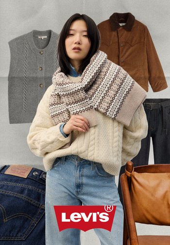 Pull gris sans manches, pull crème en maille torsadée, écharpe à motifs, jean bleu clair, veste en velours côtelé marron, et étiquette en denim. Logo Levi's affiché en évidence.