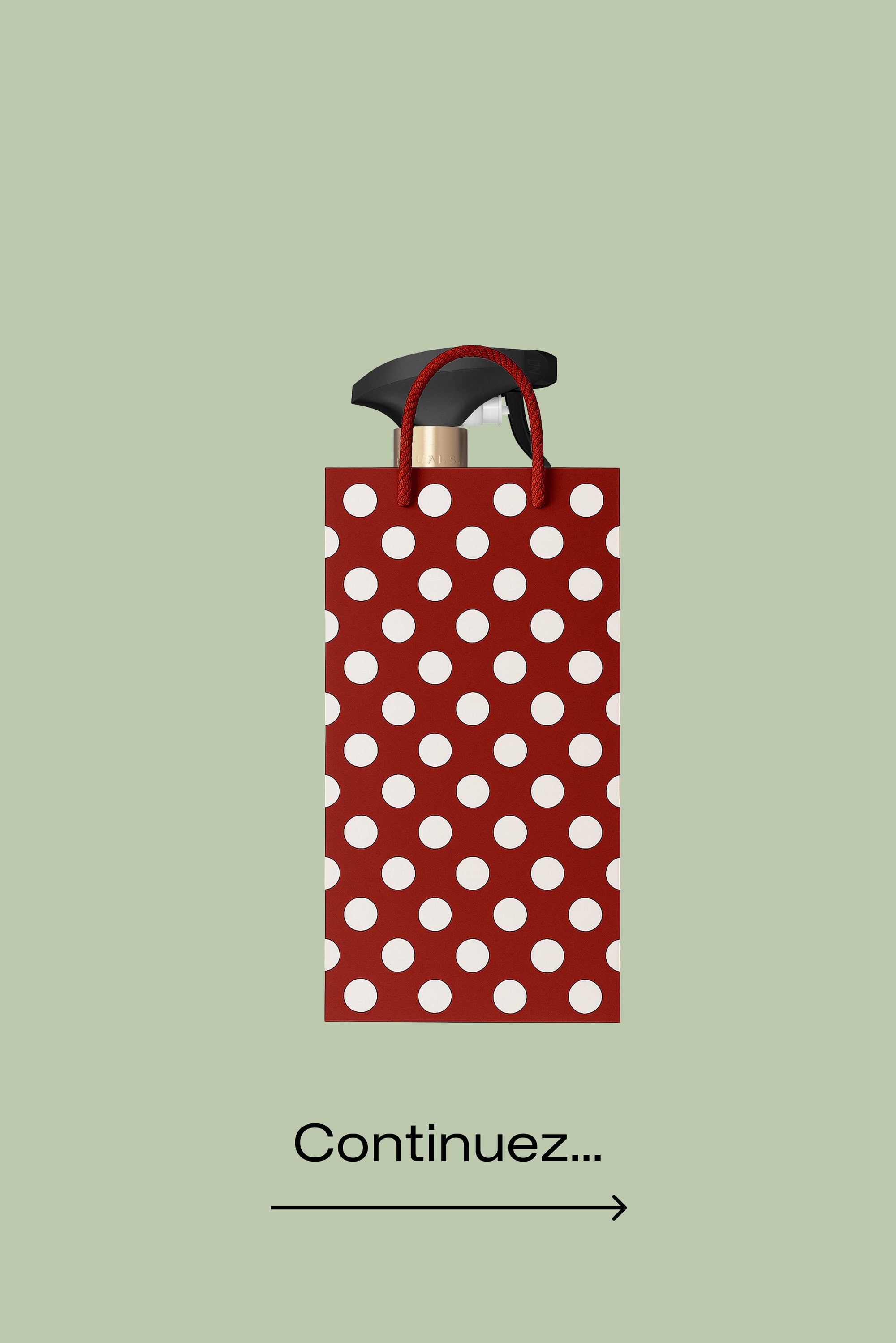 Sac cadeau rouge à pois blancs avec un flacon pulvérisateur noir à l'intérieur, posé sur un fond vert clair, avec le texte "Continuez..." et une flèche dirigée vers la droite en dessous.