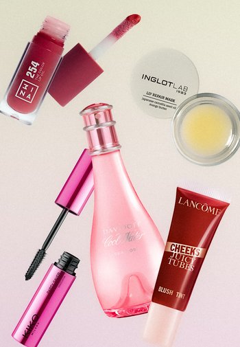 Huile à lèvres avec applicateur, pot de masque réparateur pour lèvres avec couvercle, bouteille de parfum rose, mascara avec baguette, et tube de teint blush sur surface blanche.