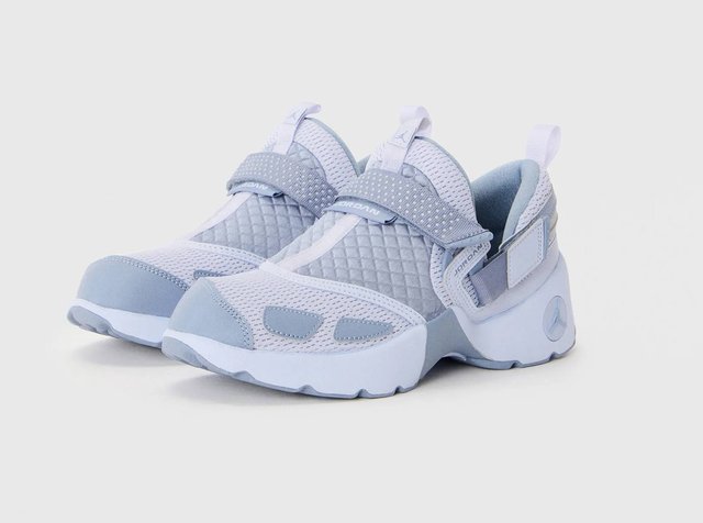 Ανοιχτό μπλε αθλητικά παπούτσια με υφασμάτινο επάνω μέρος με υφή, μαλακή επένδυση στον λαιμό, ρυθμιζόμενο λουρί και καουτσούκ σόλα με έντονο λογότυπο στην φτέρνα.