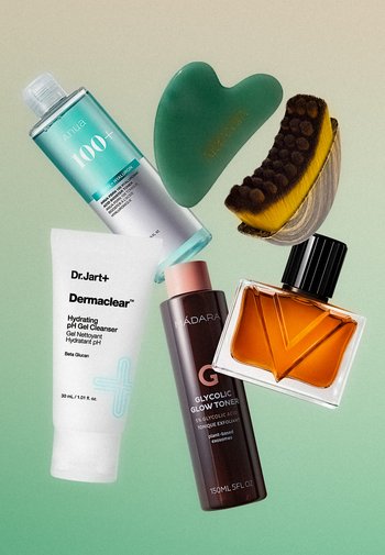 Sex hudvårdsprodukter på grön bakgrund: gelrengöring, toner, serum, ansiktsborste, gua sha-verktyg och bärnfärgad vätska i en flaska.