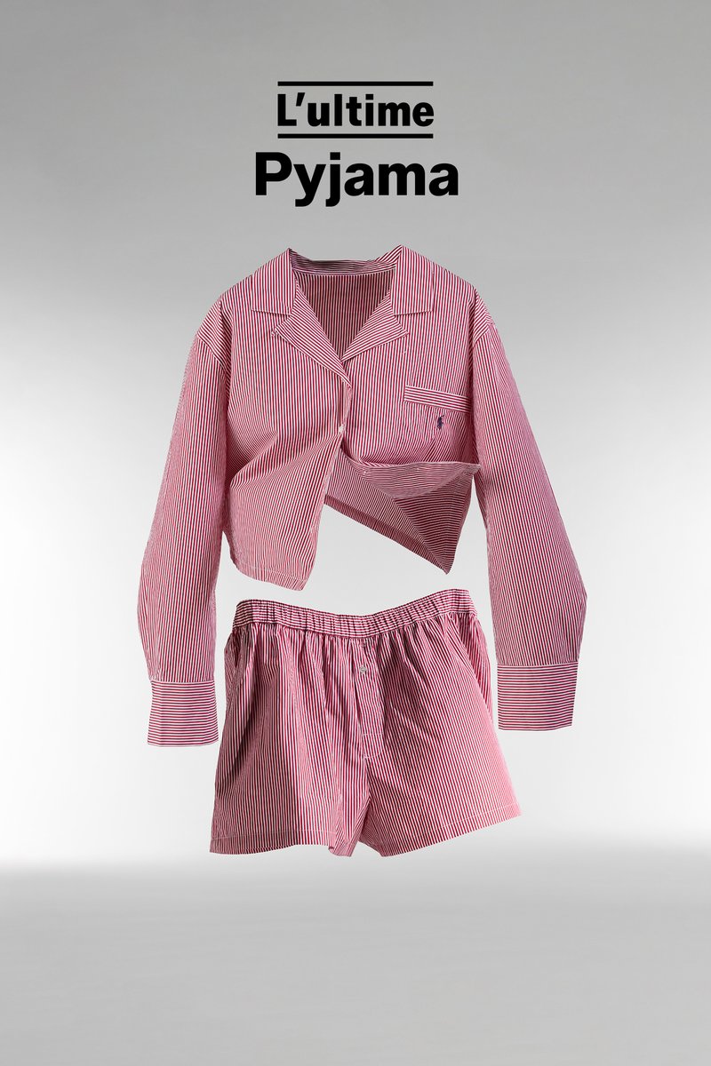 Ensemble de pyjama rayé rouge et blanc comprenant un haut court à boutons avec une poche et un short assorti à taille élastique.