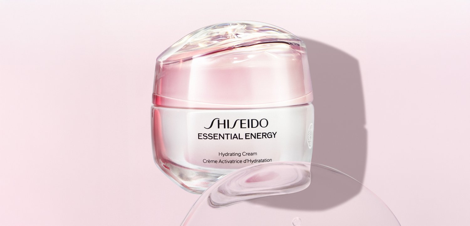 Nawilżający krem Shiseido Essential Energy w przezroczystym, zaokrąglonym słoiku z miękkim różowym tłem i cieniem.