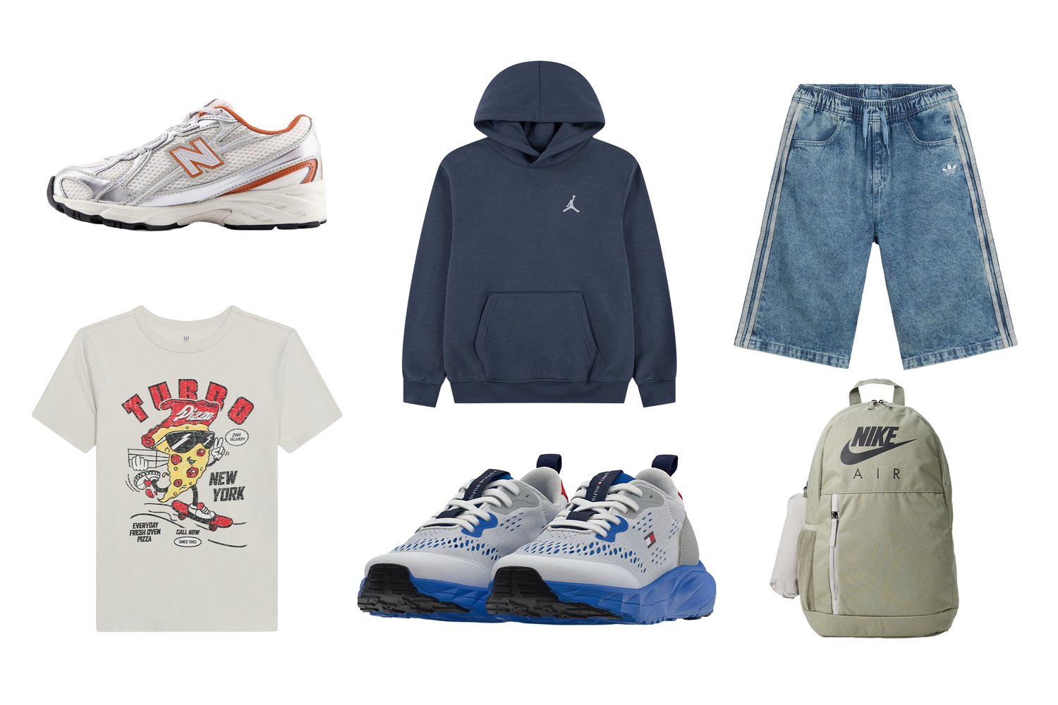 Baskets New Balance blanches et orange, t-shirt crème avec graphique pizza, sweat à capuche marine, shorts en denim bleu, baskets blanches et bleues, sac à dos Nike Air vert clair.