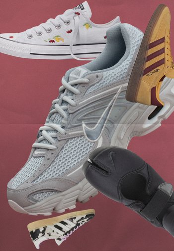 Cinq baskets variées flottant sur un fond rougeâtre, incluant une toile blanche fleurie, une Nike en mesh gris, une Adidas moutarde, une paire noire de style tabi, et une paire noire et blanche à imprimé vache.