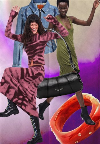 Due donne che ballano indossando un vestito rosa a fantasia con stivali neri e un vestito verde oliva con stivaletti neri, con una borsa nera e una giacca di jeans.