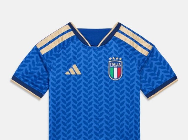 Kék olasz focimez arany Adidas csíkkal a vállakon, az Italia címerrel négy csillaggal és finom levélmintával a szöveten.