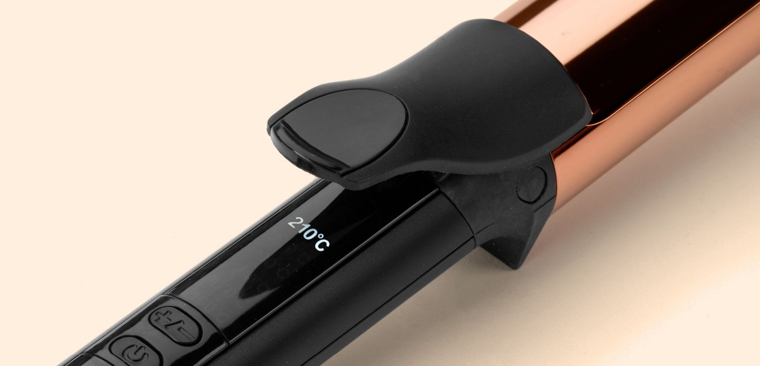 Lockenstab mit schwarzem Griff, roségoldenem Zylinder, digitaler Anzeige mit 210 Grad Celsius und Steuerungstasten.