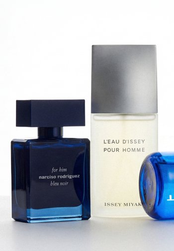 To rektangulære parfume flasker, den ene mørkeblå mærket "narciso rodriguez bleu noir", den anden gennemskinnelig hvid med sølv låg mærket "L'EAU D'ISSEY POUR HOMME".