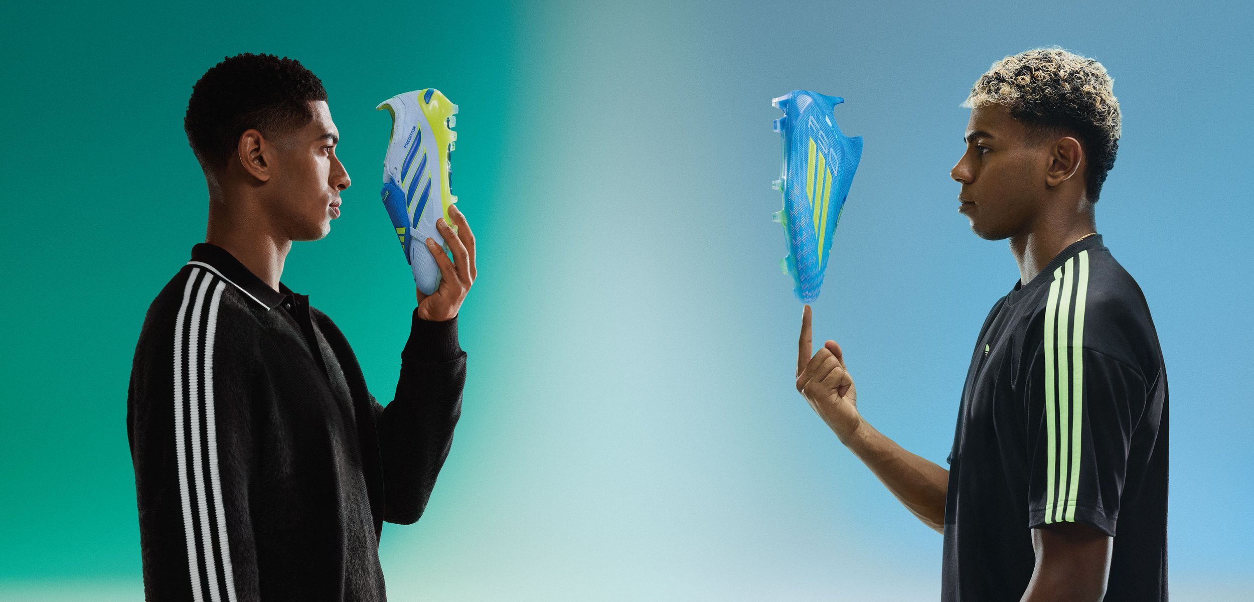 Dwóch młodych mężczyzn stoi naprzeciw siebie, jeden trzyma żółto-niebieski korki piłkarskie blisko twarzy, drugi balansuje niebieski korki na palcu.