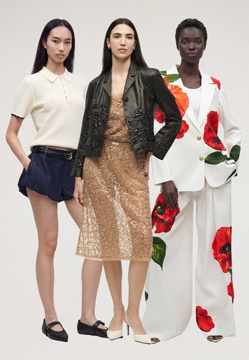 Tre donne in piedi indossano abiti eleganti: polo in maglia crema con pantaloncini blu navy, giacca di pelle nera sopra un vestito beige e completo bianco con grandi stampe floreali rosse.