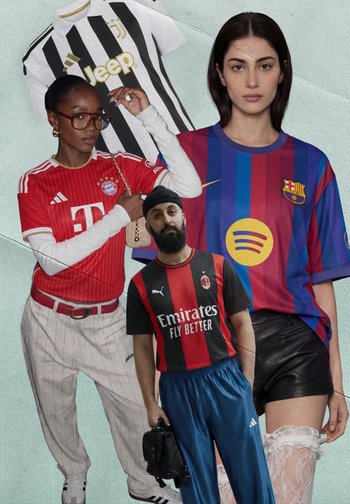 Cztery osoby noszące koszulki różnych europejskich klubów piłkarskich, w tym Bayern Monachium, Barcelona, AC Milan i Juventus.