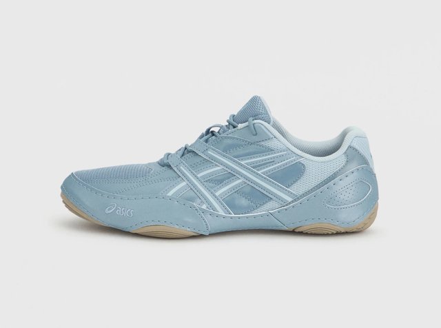 Chaussure de sport bleu clair avec tige en mesh et synthétique, semelle beige, fermeture à lacets et logo ASICS sur le côté.