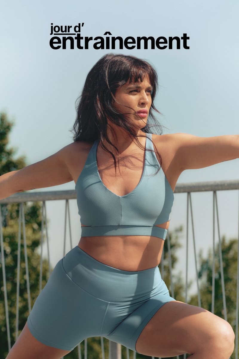 Un soutien-gorge de sport côtelé bleu clair et un short assorti en matériau extensible, présentant un design découpé et des accents matériels minimes.