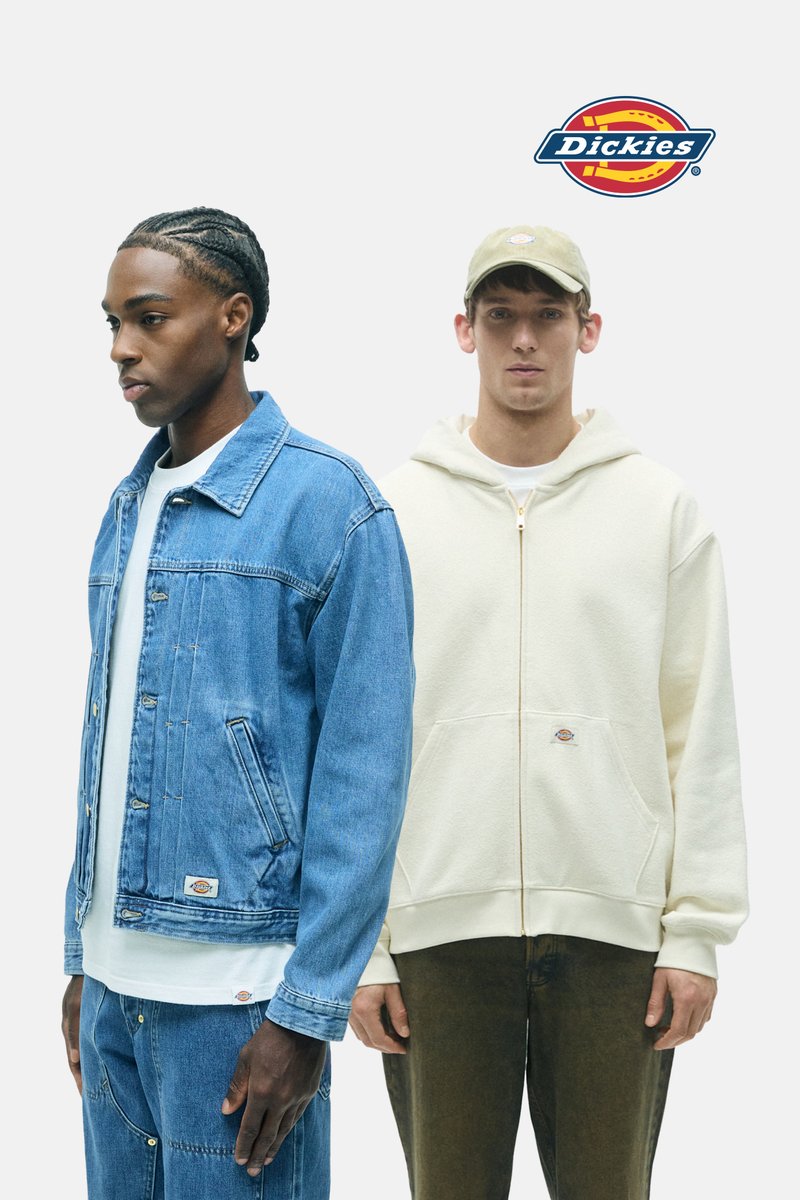 Denimjack met knoopsluiting en borstzakken, gecombineerd met een crèmekleurige hoodie met ritssluiting. De hoodie heeft een kangoeroezak en een subtiele logo.