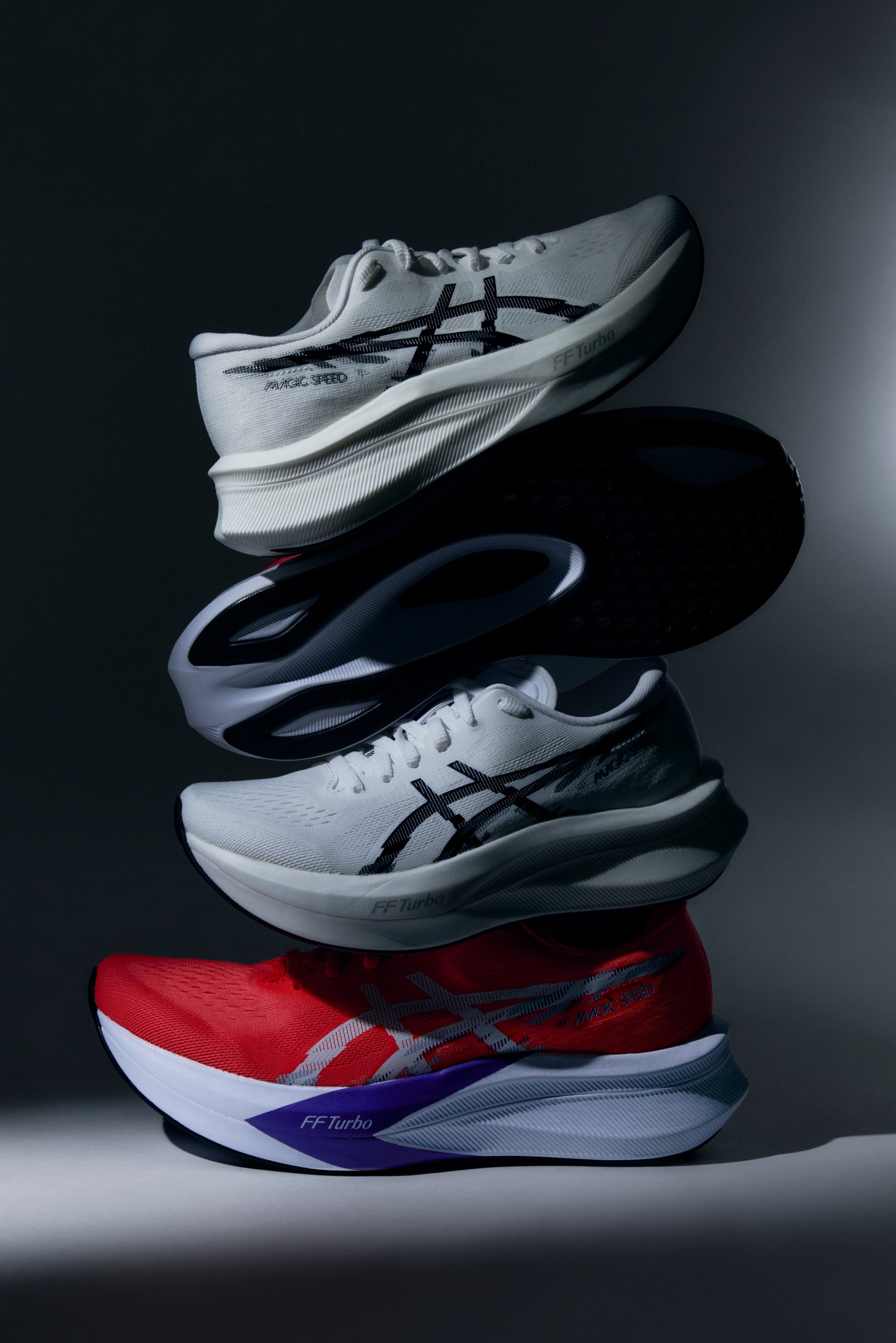 Ein Stapel aus drei Laufschuhen, zwei weißen und einem roten, mit schwarzen und lila Details, auf einem dunklen Verlaufshintergrund.